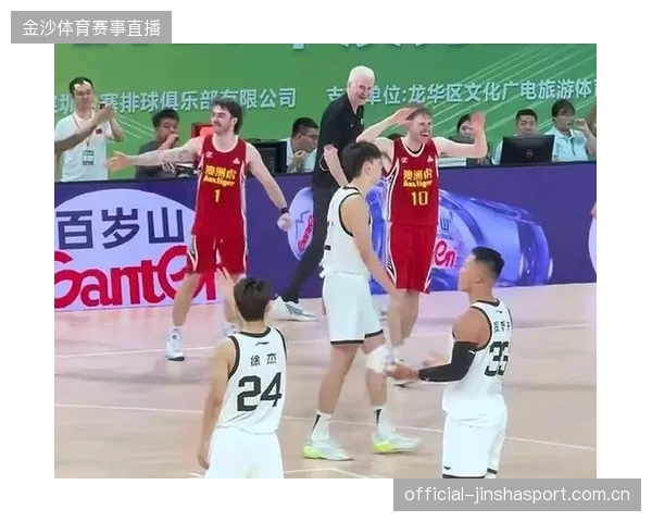 篮球新秀震撼登场:一记重砸引爆全场 篮球新秀震撼登场:一记重砸引爆全场